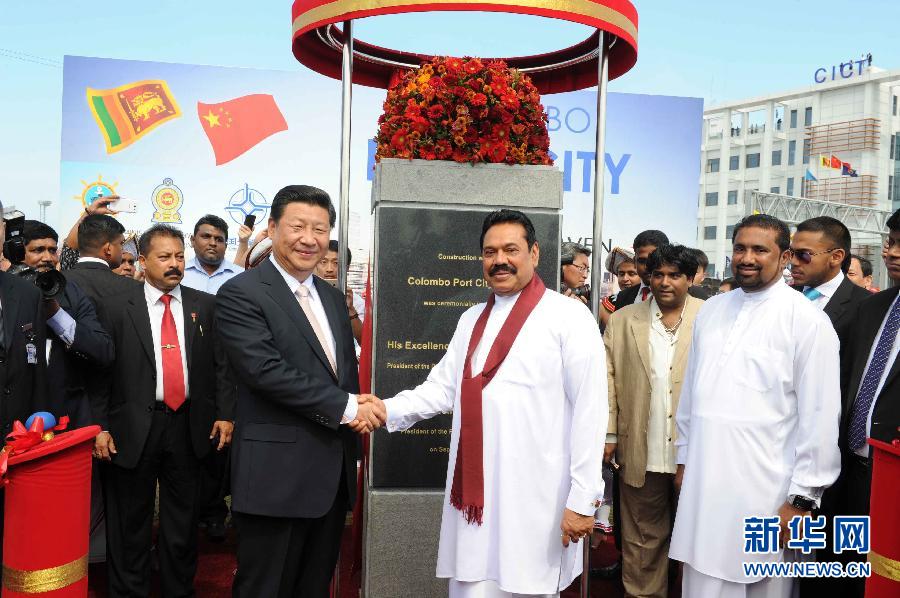 9月17日，國家主席習(xí)近平在斯里蘭卡總統(tǒng)拉賈帕克薩陪同下考察中斯港口合作項(xiàng)目。這是習(xí)近平和拉賈帕克薩為港口城奠基揭幕。 新華社記者謝環(huán)馳 攝