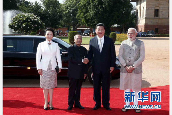 9月18日，國(guó)家主席習(xí)近平出席印度總統(tǒng)慕克吉在總統(tǒng)府舉行的隆重歡迎儀式。這是儀式前，習(xí)近平與慕克吉親切握手。 新華社記者 鞠鵬 攝