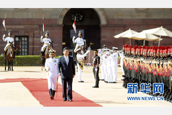 9月18日，國(guó)家主席習(xí)近平出席印度總統(tǒng)慕克吉在總統(tǒng)府舉行的隆重歡迎儀式。 新華社記者 張鐸 攝