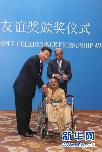 9月19日，國(guó)家主席習(xí)近平在新德里會(huì)見(jiàn)印度友好人士、友好團(tuán)體代表，并頒發(fā)和平共處五項(xiàng)原則友誼獎(jiǎng)，表彰他們長(zhǎng)期致力于中印友好事業(yè)。新華社記者龐興雷攝 