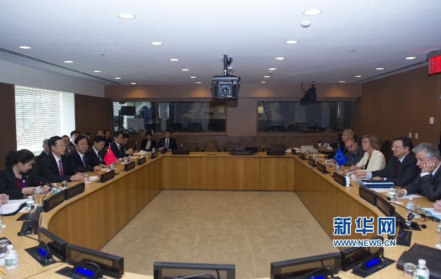  9月23日，正在紐約出席聯(lián)合國(guó)氣候峰會(huì)的國(guó)家主席習(xí)近平特使、國(guó)務(wù)院副總理張高麗在紐約聯(lián)合國(guó)總部會(huì)見歐盟委員會(huì)主席巴羅佐。新華社記者 王曄 攝 