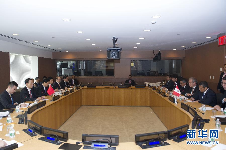 9月23日，出席聯(lián)合國氣候峰會的國家主席習(xí)近平特使、國務(wù)院副總理張高麗在紐約聯(lián)合國總部會見秘魯總統(tǒng)烏馬拉。 新華社記者 王曄 攝 