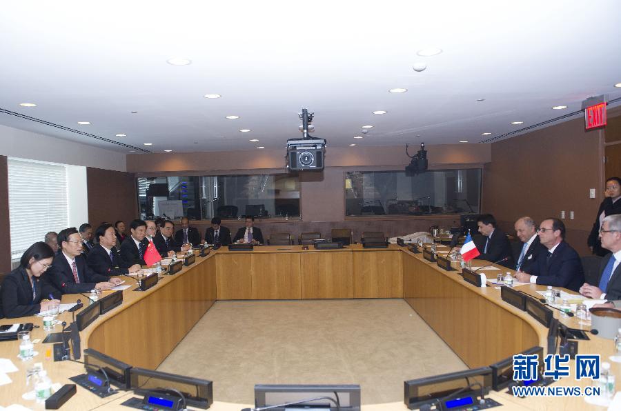 9月23日，出席聯(lián)合國(guó)氣候峰會(huì)的國(guó)家主席習(xí)近平特使、國(guó)務(wù)院副總理張高麗在紐約聯(lián)合國(guó)總部會(huì)見(jiàn)法國(guó)總統(tǒng)奧朗德。 新華社記者 王曄 攝