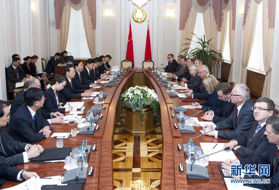  9月27日，應(yīng)邀訪問白俄羅斯的國務(wù)院副總理張高麗在明斯克同白俄羅斯總理米亞斯尼科維奇舉行會談。 新華社記者王曄攝