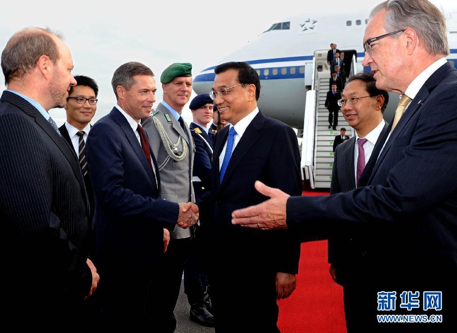 10月9日，國(guó)務(wù)院總理李克強(qiáng)抵達(dá)柏林開(kāi)始對(duì)德國(guó)進(jìn)行正式訪問(wèn)。德國(guó)政府高級(jí)官員到機(jī)場(chǎng)迎接。 新華社記者 饒愛(ài)民 攝