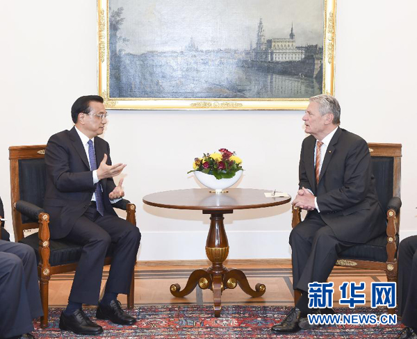 10月10日，國(guó)務(wù)院總理李克強(qiáng)在柏林會(huì)見(jiàn)德國(guó)總統(tǒng)高克。 新華社記者李學(xué)仁 攝