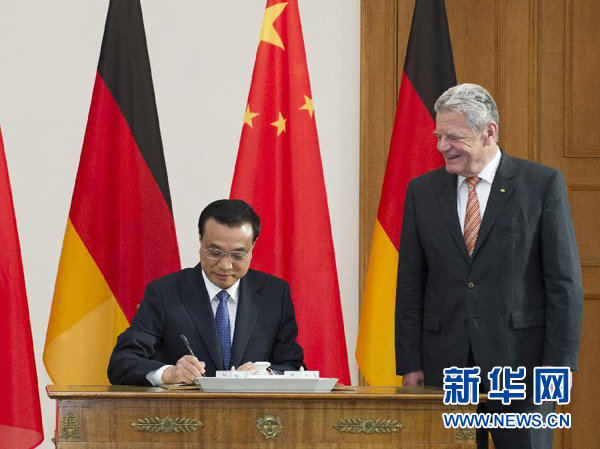 10月10日，國務院總理李克強在柏林會見德國總統(tǒng)高克。這是李克強總理在高克總統(tǒng)的陪同下在貴賓簿上簽字。 新華社記者 王曄 攝 