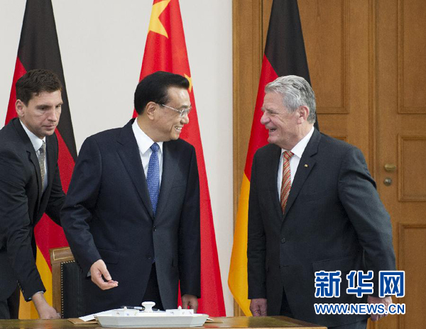 10月10日，國務院總理李克強在柏林會見德國總統(tǒng)高克。這是李克強總理與高克總統(tǒng)親切交談。 新華社記者 王曄 攝 