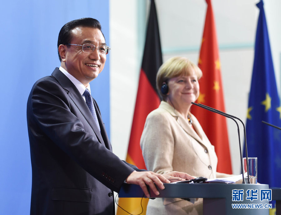 10月10日，國務(wù)院總理李克強在柏林與德國總理默克爾圓滿結(jié)束第三輪中德政府磋商后共同會見記者。 新華社記者 李學(xué)仁 攝 