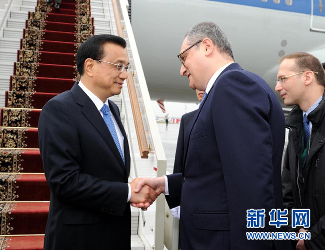 10月12日，中國國務(wù)院總理李克強(qiáng)乘專機(jī)抵達(dá)莫斯科，開始對俄羅斯進(jìn)行正式訪問并舉行中俄總理第十九次定期會晤。俄羅斯聯(lián)邦政府高級官員到機(jī)場迎接李克強(qiáng)總理。新華社記者 饒愛民 攝
