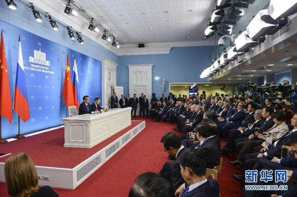 10月13日，國務(wù)院總理李克強(qiáng)在莫斯科與俄羅斯總理梅德韋杰夫圓滿結(jié)束中俄總理第十九次定期會(huì)晤后共同會(huì)見記者。 新華社記者李學(xué)仁攝