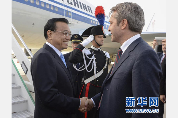 10月14日，國(guó)務(wù)院總理李克強(qiáng)乘專機(jī)抵達(dá)羅馬，開始對(duì)意大利進(jìn)行正式訪問，意大利政府高級(jí)官員到機(jī)場(chǎng)迎接。 新華社記者李學(xué)仁攝
