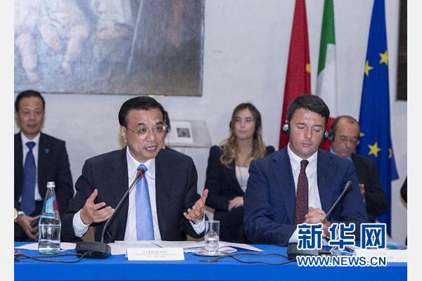 10月14日，中國國務(wù)院總理李克強(qiáng)在羅馬巴爾貝里尼宮與意大利總理倫齊共同會(huì)見中意企業(yè)家委員會(huì)委員及企業(yè)家代表并致辭。 新華社記者 王曄攝 