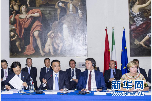 10月14日，中國國務(wù)院總理李克強(qiáng)在羅馬巴爾貝里尼宮與意大利總理倫齊共同會(huì)見中意企業(yè)家委員會(huì)委員及企業(yè)家代表并致辭。 新華社記者 王曄攝 