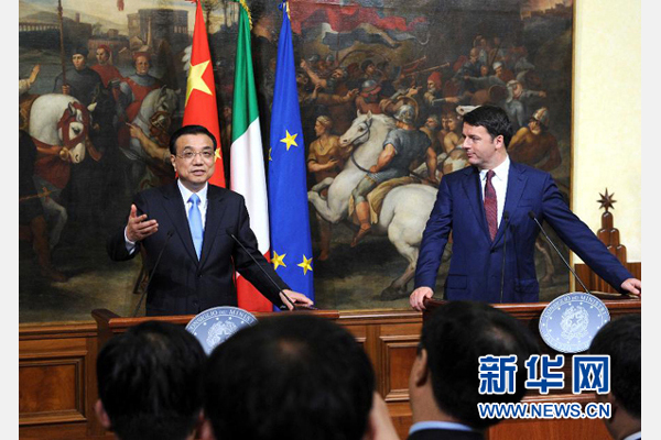 10月14日，中國國務(wù)院總理李克強(qiáng)與意大利總理倫齊在羅馬舉行會談后共同會見記者。 新華社記者 饒愛民 攝 