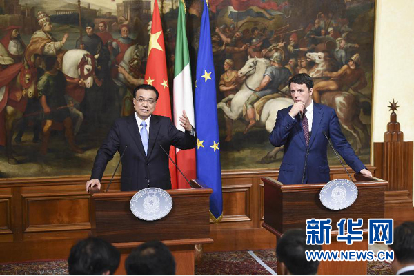10月14日，國務(wù)院總理李克強(qiáng)在羅馬與意大利總理倫齊舉行會談后共同會見記者。 新華社記者 李學(xué)仁 攝