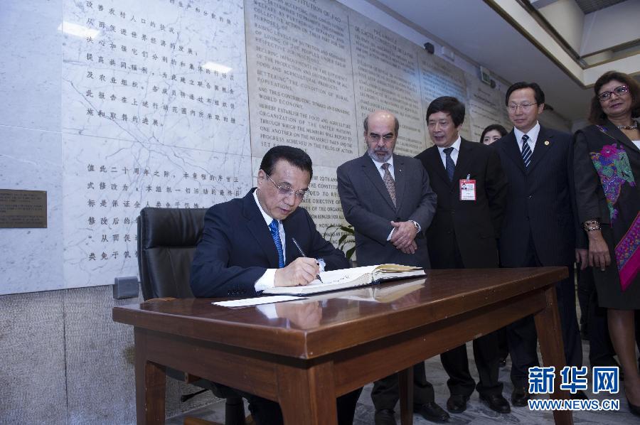 10月15日，中國國務院總理李克強在羅馬會見聯(lián)合國糧農(nóng)組織總干事格拉齊亞諾。這是李克強抵達后在貴賓簿上簽字。 新華社記者 王曄 攝