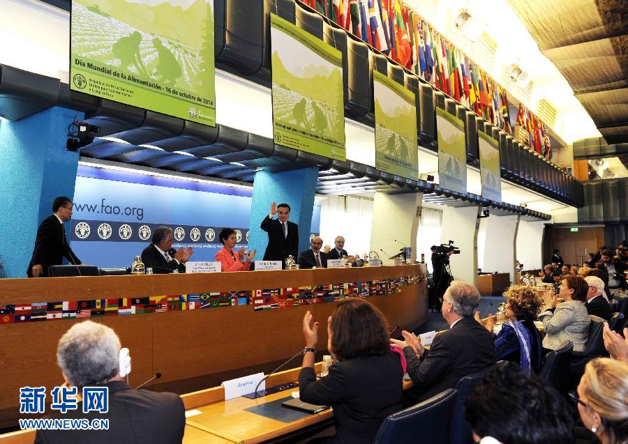 10月15日，中國(guó)國(guó)務(wù)院總理李克強(qiáng)在格拉齊亞諾總干事的陪同下在位于羅馬的聯(lián)合國(guó)糧農(nóng)組織總部發(fā)表演講。 新華社記者 饒愛(ài)民 攝 