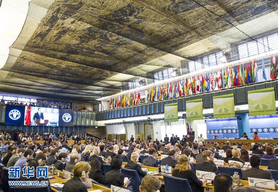 10月15日，中國(guó)國(guó)務(wù)院總理李克強(qiáng)在格拉齊亞諾總干事的陪同下在位于羅馬的聯(lián)合國(guó)糧農(nóng)組織總部發(fā)表演講。 新華社記者 王曄 攝 