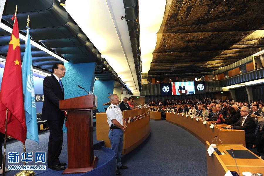 10月15日，中國(guó)國(guó)務(wù)院總理李克強(qiáng)在格拉齊亞諾總干事的陪同下在位于羅馬的聯(lián)合國(guó)糧農(nóng)組織總部發(fā)表演講。 新華社記者 饒愛(ài)民 攝 