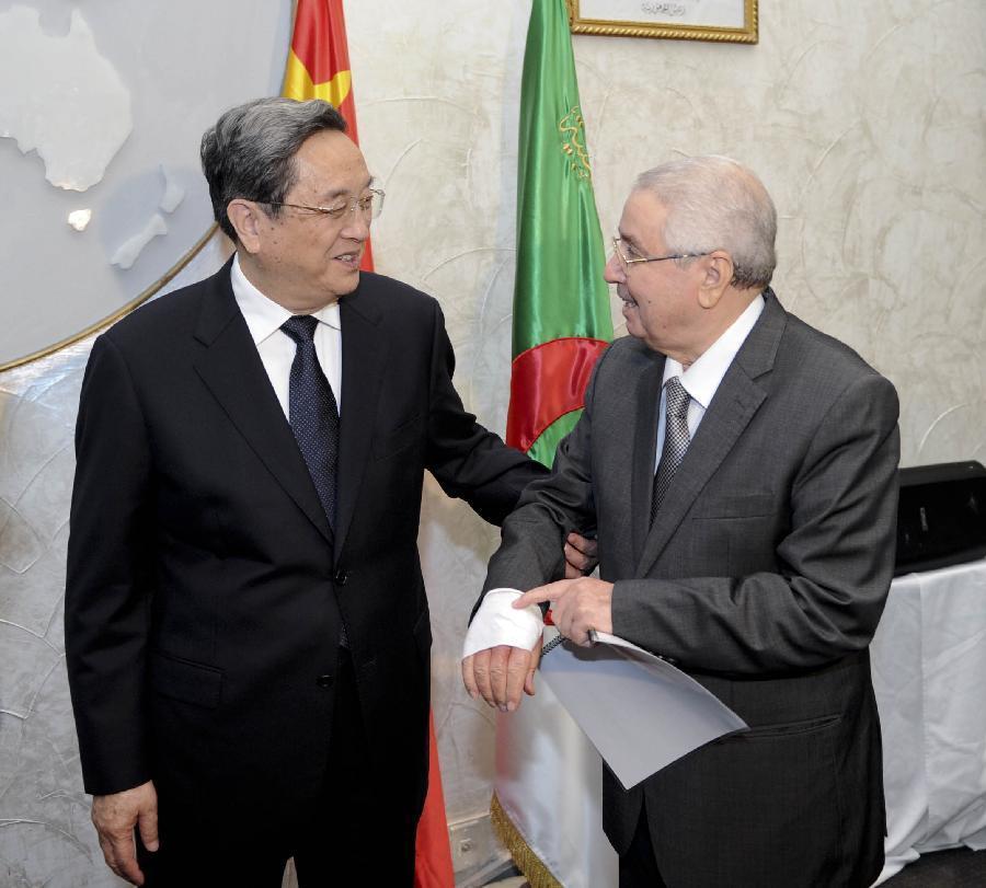 11月1日，正在阿爾及利亞進(jìn)行正式友好訪問的全國政協(xié)主席俞正聲在阿爾及爾與阿民族院議長本&middot;薩拉赫舉行會談。這是俞正聲親切詢問本&middot;薩拉赫的手傷情況。新華社記者 張鐸 攝 