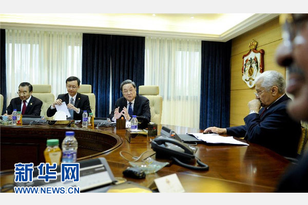 11月9日，正在約旦進(jìn)行正式友好訪問(wèn)的全國(guó)政協(xié)主席俞正聲在安曼會(huì)見(jiàn)約旦首相恩蘇爾。 新華社記者 張鐸 攝 