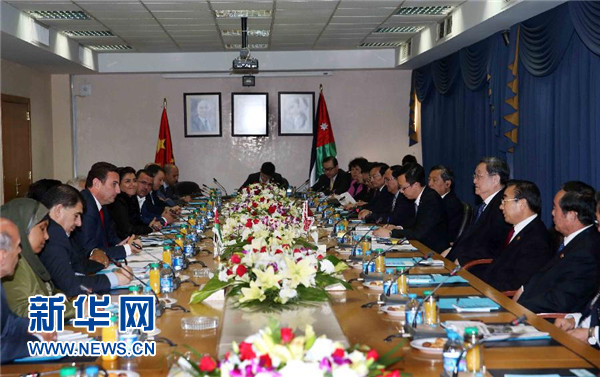  11月9日，正在約旦進(jìn)行正式友好訪問(wèn)的全國(guó)政協(xié)主席俞正聲在安曼會(huì)見(jiàn)約旦眾議院代議長(zhǎng)薩法迪。 新華社記者 劉衛(wèi)兵 攝 