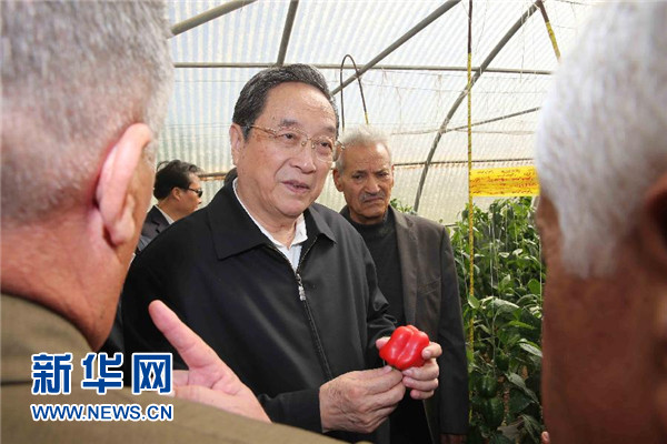 11月8日，正在約旦進(jìn)行正式友好訪問(wèn)的全國(guó)政協(xié)主席俞正聲在約旦河谷參觀碩果農(nóng)業(yè)合作社。 新華社記者 劉衛(wèi)兵 攝 