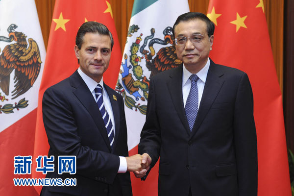11月11日，國務(wù)院總理李克強在北京人民大會堂會見來華進行國事訪問并出席亞太經(jīng)合組織第二十二次領(lǐng)導(dǎo)人非正式會議的墨西哥總統(tǒng)培尼亞。新華社記者張鐸攝