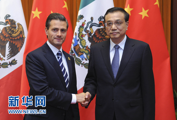 11月11日，國(guó)務(wù)院總理李克強(qiáng)在北京人民大會(huì)堂會(huì)見來華進(jìn)行國(guó)事訪問并出席亞太經(jīng)合組織第二十二次領(lǐng)導(dǎo)人非正式會(huì)議的墨西哥總統(tǒng)培尼亞。新華社記者張鐸 攝 