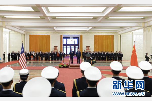 11月12日，國(guó)家主席習(xí)近平在北京人民大會(huì)堂舉行歡迎儀式，歡迎美國(guó)總統(tǒng)奧巴馬對(duì)中國(guó)進(jìn)行國(guó)事訪問(wèn)。 新華社記者 馬占成 攝