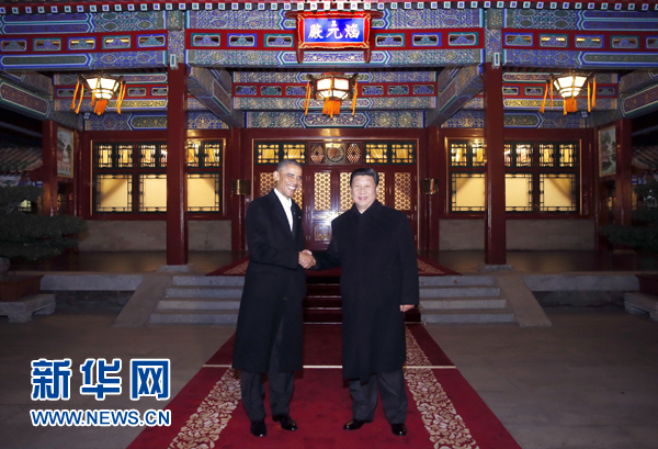 11月11日晚，國(guó)家主席習(xí)近平在中南海同美國(guó)總統(tǒng)奧巴馬舉行會(huì)晤。這是兩國(guó)元首在瀛臺(tái)涵元殿前握手。 新華社記者鞠鵬攝