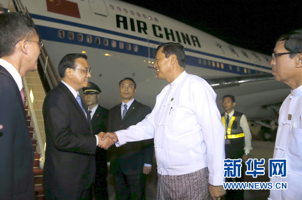 這是李克強(qiáng)在機(jī)場(chǎng)受到緬甸政府高級(jí)官員熱情迎接。新華社記者鞠鵬攝
