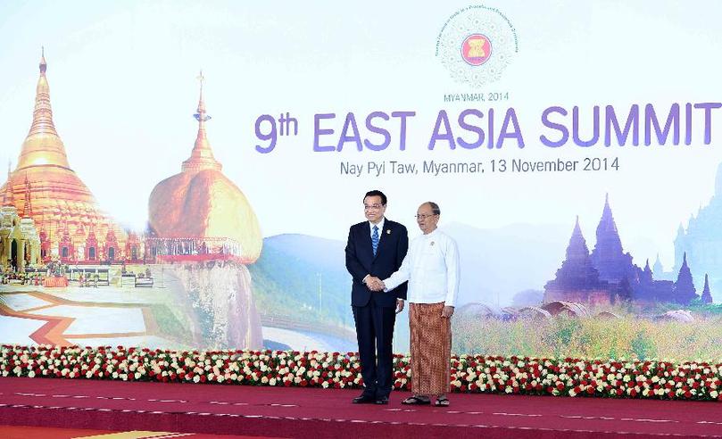 11月13日，中國國務(wù)院總理李克強(qiáng)在內(nèi)比都出席第九屆東亞峰會(huì)并發(fā)言。這是峰會(huì)開始前，東盟輪值主席國緬甸聯(lián)邦共和國總統(tǒng)吳登盛迎接李克強(qiáng)總理。新華社記者 李濤 攝 