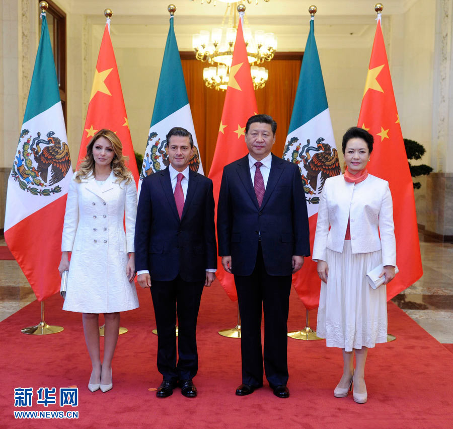 11月13日，國家主席習(xí)近平在北京人民大會堂北大廳舉行儀式，歡迎墨西哥總統(tǒng)培尼亞對中國進行國事訪問。這是習(xí)近平和夫人彭麗媛同培尼亞夫婦合影。 新華社記者 張鐸 攝