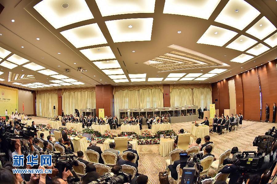 11月13日，中國(guó)國(guó)務(wù)院總理李克強(qiáng)在緬甸內(nèi)比都出席第17次中國(guó)－東盟（10+1）領(lǐng)導(dǎo)人會(huì)議。 新華社記者 李濤 攝