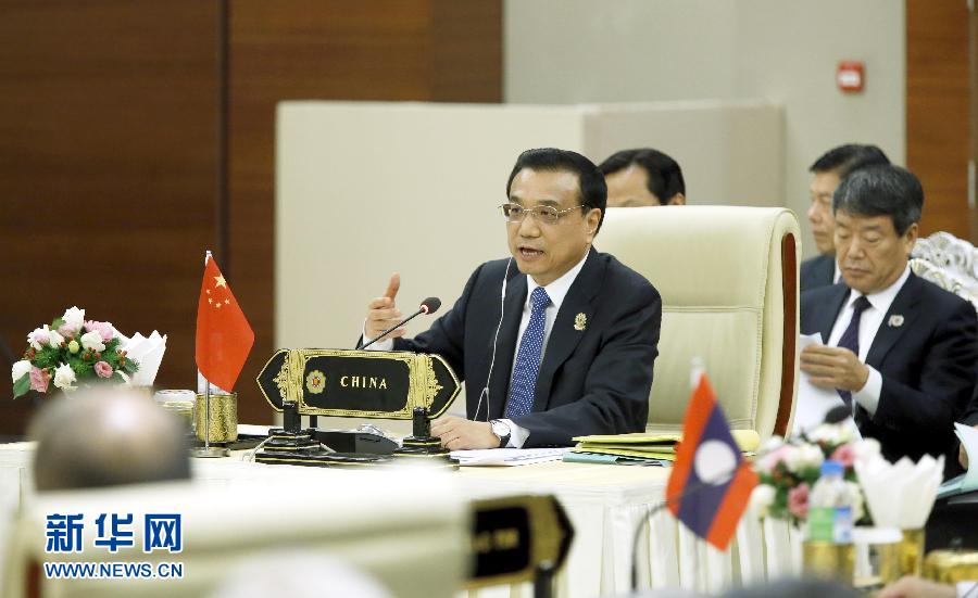 11月13日，中國(guó)國(guó)務(wù)院總理李克強(qiáng)在緬甸內(nèi)比都出席第17次中國(guó)－東盟（10+1）領(lǐng)導(dǎo)人會(huì)議。這是李克強(qiáng)在會(huì)上講話。 新華社記者 鞠鵬 攝