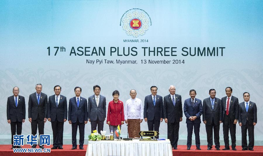 11月13日，中國國務院總理李克強在緬甸首都內(nèi)比都出席第17次東盟與中日韓（10+3）領(lǐng)導人會議。 新華社記者 王曄 攝