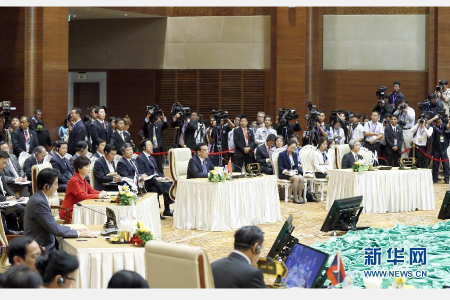 11月13日，中國國務院總理李克強在緬甸首都內(nèi)比都出席第17次東盟與中日韓（10+3）領(lǐng)導人會議。這是李克強在會議上講話。 新華社記者 鞠鵬 攝