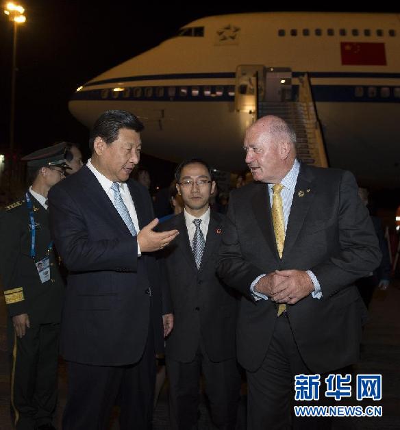 11月14日，中國國家主席習(xí)近平抵達(dá)布里斯班，出席二十國集團(tuán)領(lǐng)導(dǎo)人第九次峰會，并對澳大利亞進(jìn)行國事訪問。這是習(xí)近平在機(jī)場受到澳大利亞聯(lián)邦總督科斯格羅夫的迎接。新華社記者 李學(xué)仁 攝