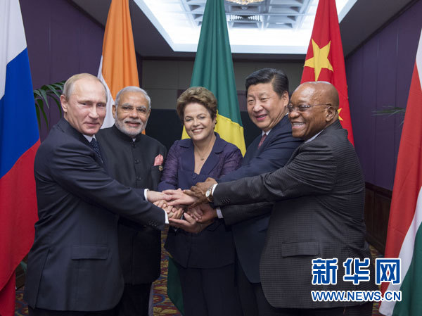 11月15日，金磚國(guó)家領(lǐng)導(dǎo)人非正式會(huì)晤在澳大利亞布里斯班舉行，中國(guó)國(guó)家主席習(xí)近平、巴西總統(tǒng)羅塞夫、俄羅斯總統(tǒng)普京、印度總理莫迪、南非總統(tǒng)祖馬出席。這是五國(guó)領(lǐng)導(dǎo)人在會(huì)晤前合影。新華社記者李學(xué)仁攝
