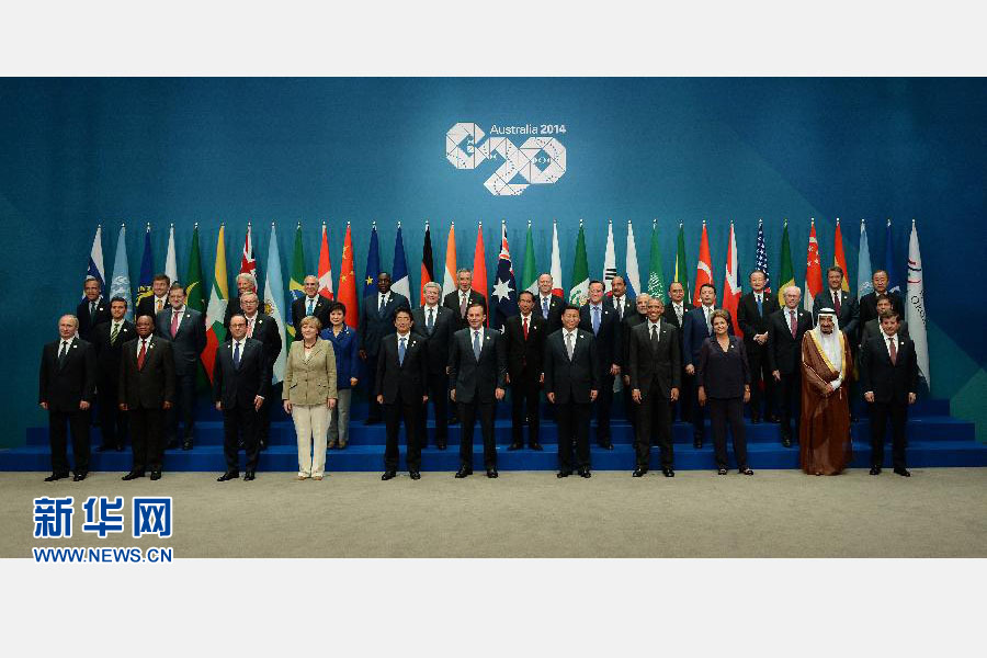 11月15日，二十國集團(tuán)領(lǐng)導(dǎo)人第九次峰會在澳大利亞布里斯班舉行。國家主席習(xí)近平出席會議并發(fā)表題為《推動創(chuàng)新發(fā)展實(shí)現(xiàn)聯(lián)動增長》的重要講話。這是習(xí)近平主席同與會領(lǐng)導(dǎo)人合影。 新華社記者 馬占成 攝