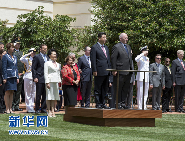 11月17日，中國國家主席習近平在堪培拉會見澳大利亞總督科斯格羅夫。會見前，科斯格羅夫在總督府草坪為習近平舉行隆重歡迎儀式。習近平和夫人彭麗媛抵達時，受到科斯格羅夫總督夫婦熱情迎接。新華社記者李學仁 攝 