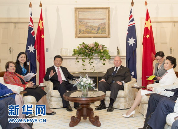 11月17日，中國國家主席習近平在堪培拉會見澳大利亞總督科斯格羅夫。會見前，科斯格羅夫在總督府草坪為習近平舉行隆重歡迎儀式。習近平和夫人彭麗媛抵達時，受到科斯格羅夫總督夫婦熱情迎接。新華社記者黃敬文 攝 
