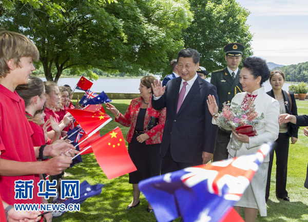11月17日，中國國家主席習近平在堪培拉會見澳大利亞總督科斯格羅夫。會見前，科斯格羅夫在總督府草坪為習近平舉行隆重歡迎儀式。習近平和夫人彭麗媛抵達時，受到科斯格羅夫總督夫婦熱情迎接。新華社記者謝環(huán)馳 攝 