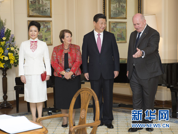 11月17日，中國國家主席習近平在堪培拉會見澳大利亞總督科斯格羅夫。會見前，科斯格羅夫在總督府草坪為習近平舉行隆重歡迎儀式。習近平和夫人彭麗媛抵達時，受到科斯格羅夫總督夫婦熱情迎接。新華社記者黃敬文 攝 