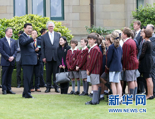 11月18日，國(guó)家主席習(xí)近平在澳大利亞塔斯馬尼亞州與朗塞斯頓市斯科奇－歐克伯恩小學(xué)的小學(xué)生共同植樹(shù)。新華社記者 姚大偉 攝