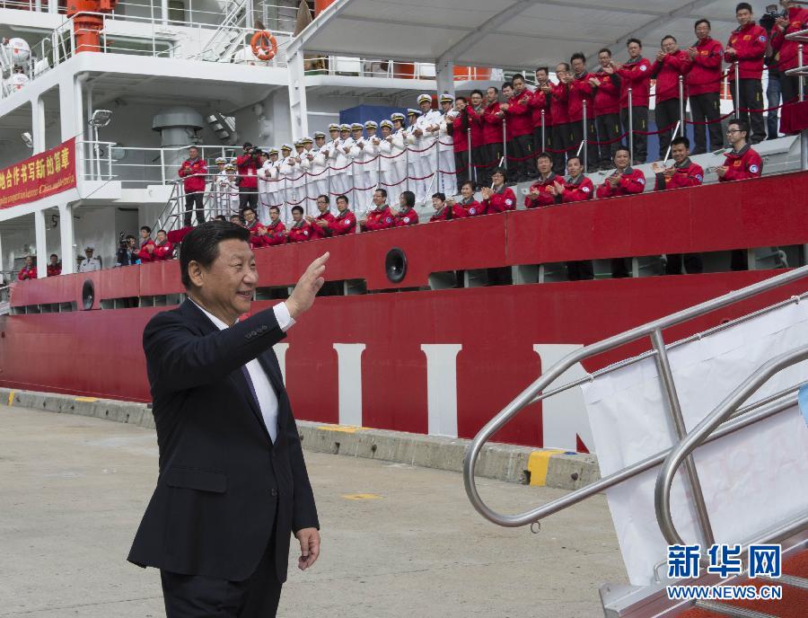 11月18日，正在澳大利亞塔斯馬尼亞州首府霍巴特訪問的中國國家主席習近平在澳大利亞總理阿博特陪同下參觀南極科考項目并慰問兩國科考人員。這是習近平在霍巴特港看望正在這里補給的&ldquo;雪龍&rdquo;號全體科考人員。新華社記者李學仁攝 