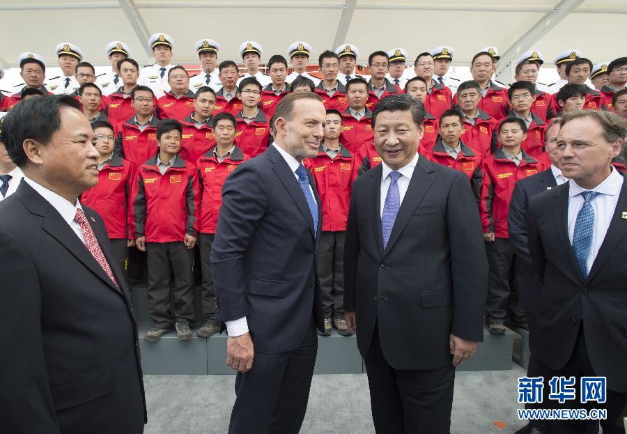 11月18日，正在澳大利亞塔斯馬尼亞州首府霍巴特訪問的中國國家主席習近平在澳大利亞總理阿博特陪同下參觀南極科考項目并慰問兩國科考人員。新華社記者李學仁攝 