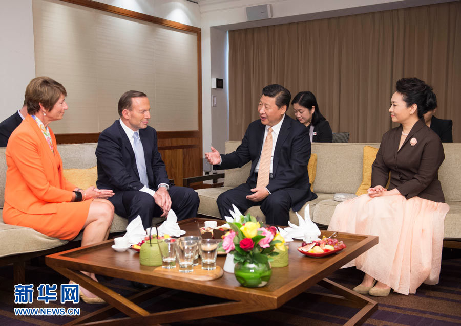 11月19日，國家主席習近平結束對澳大利亞的國事訪問。離開悉尼前，澳大利亞總理阿博特夫婦專門到習近平下榻飯店同習近平和夫人彭麗媛親切話別。新華社記者 黃敬文 攝